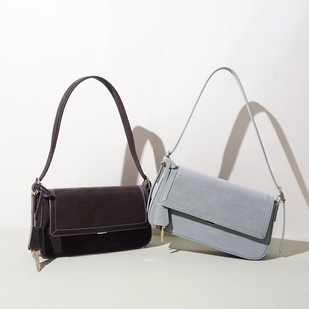 Bolso de hombro de piel con llavero charm