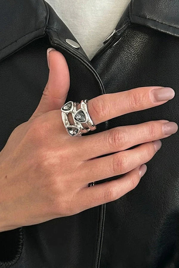 Anillo geométrico cuadrado de acabado metálico