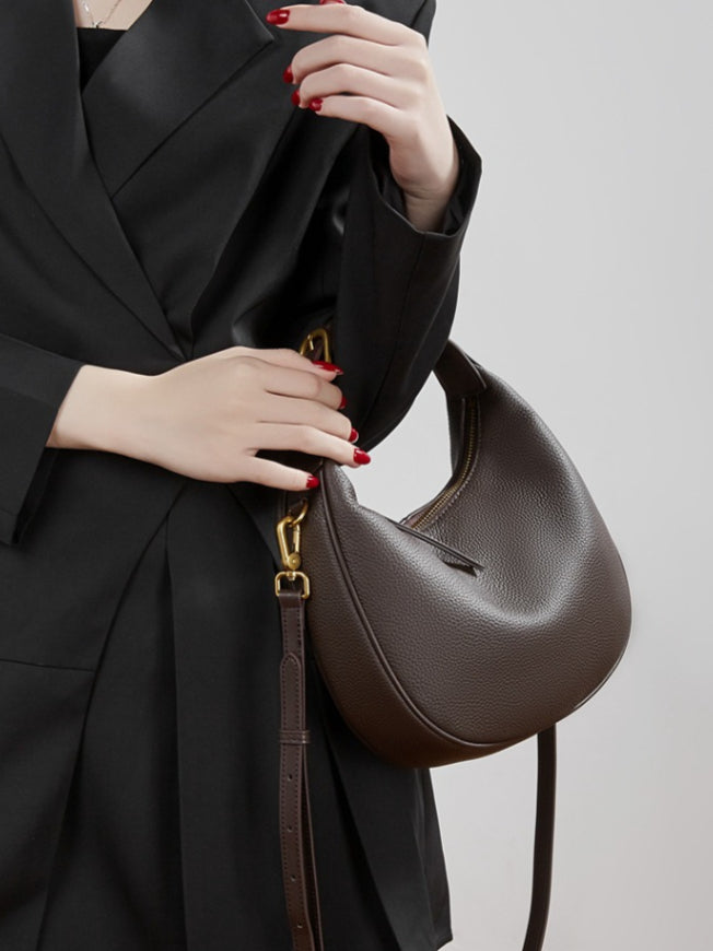 Bolso hobo de media luna en piel granulada