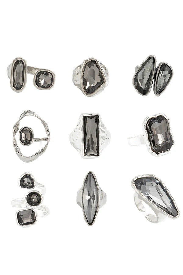 Anillo geométrico cuadrado de acabado metálico