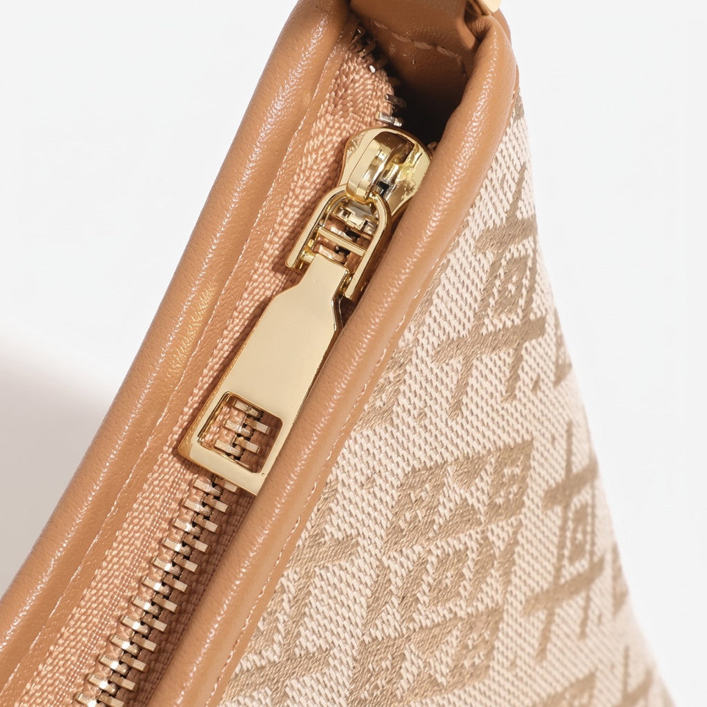 Bolso clutch vintage de piel vegana con monograma