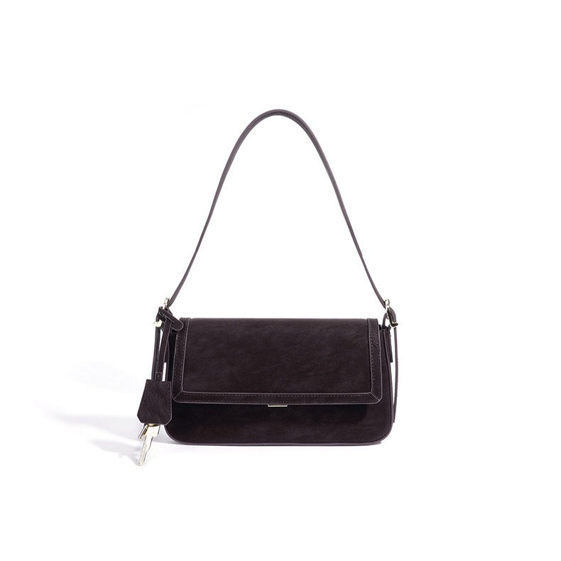 Bolso de hombro de piel con llavero charm