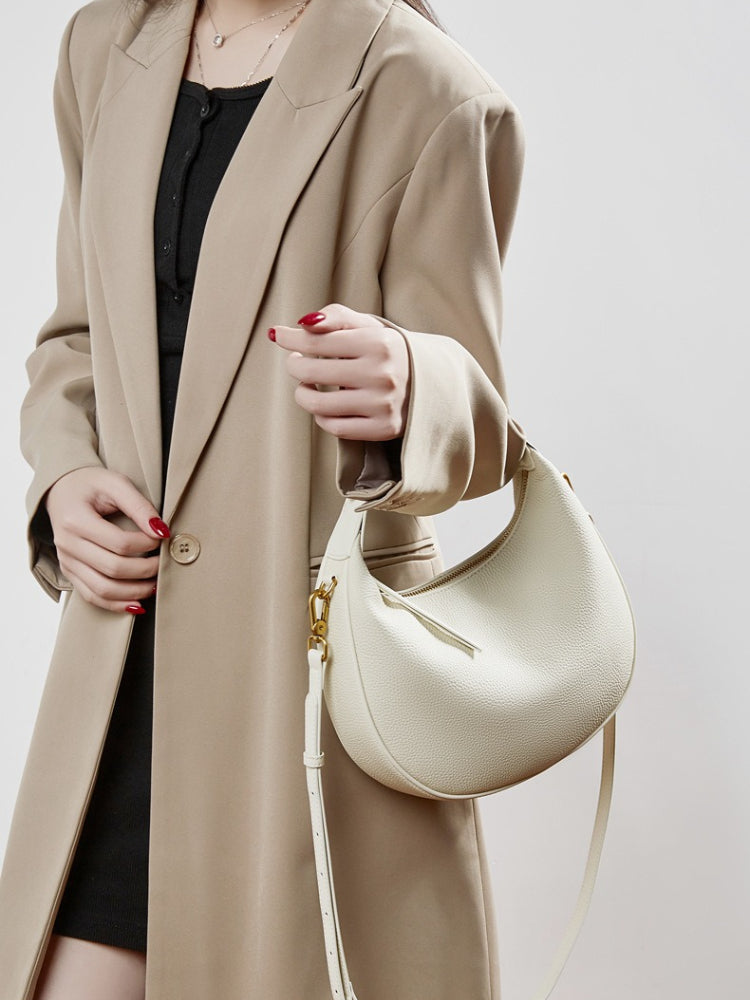 Bolso hobo de media luna en piel granulada
