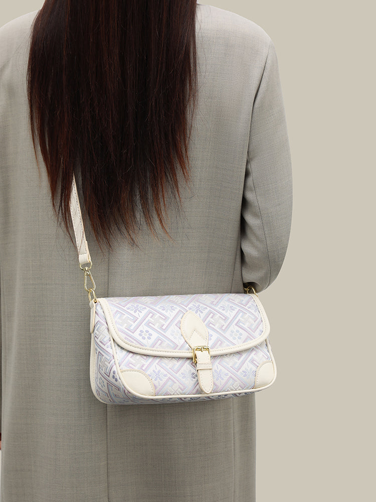 Bolso clutch de piel vegana con jacquard bordado