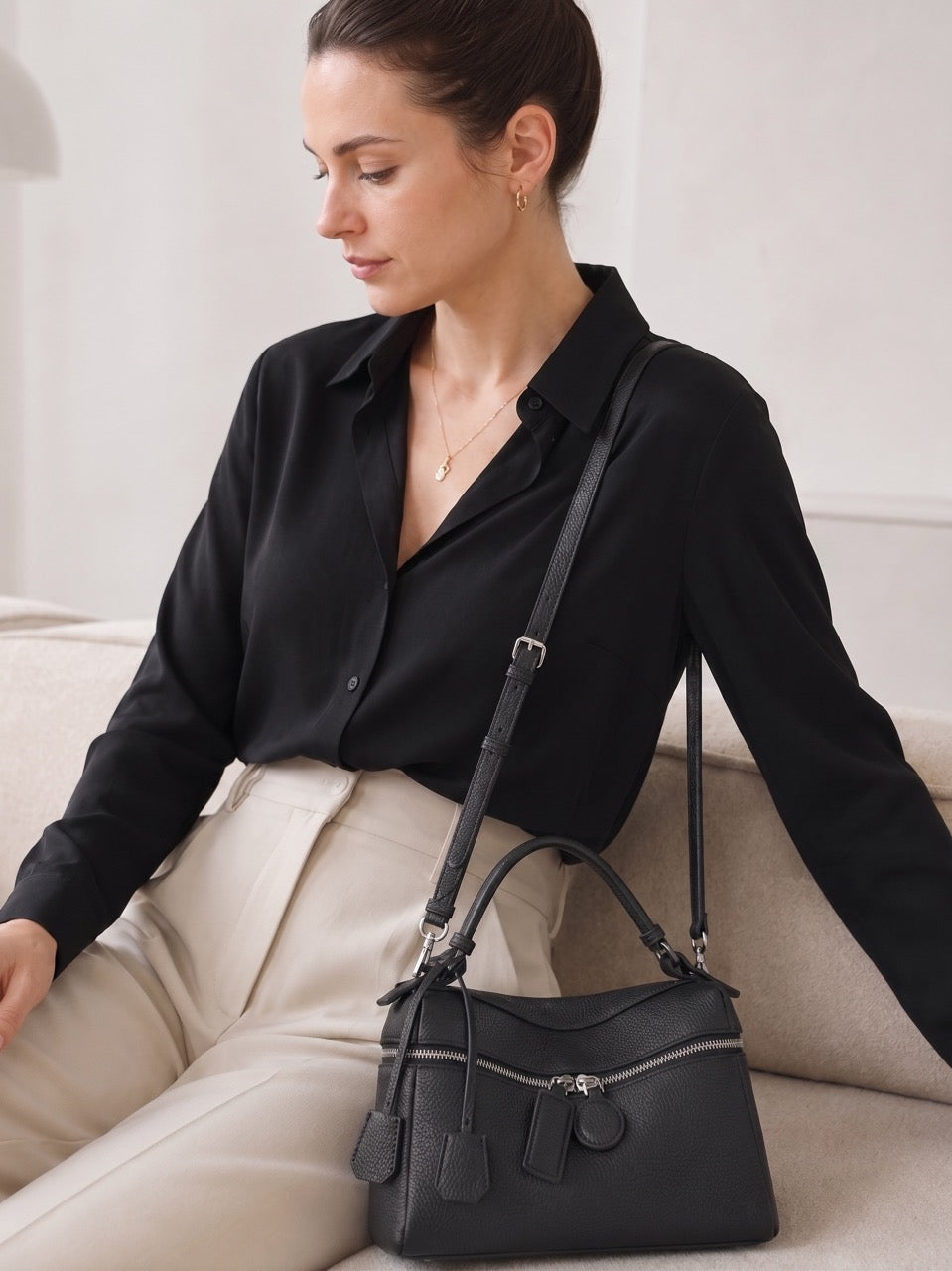 Bolso clutch cuadrado tipo almohada de piel