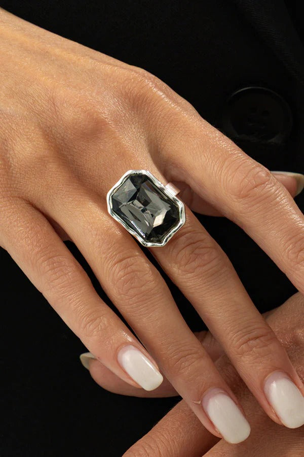 Anillo geométrico cuadrado de acabado metálico
