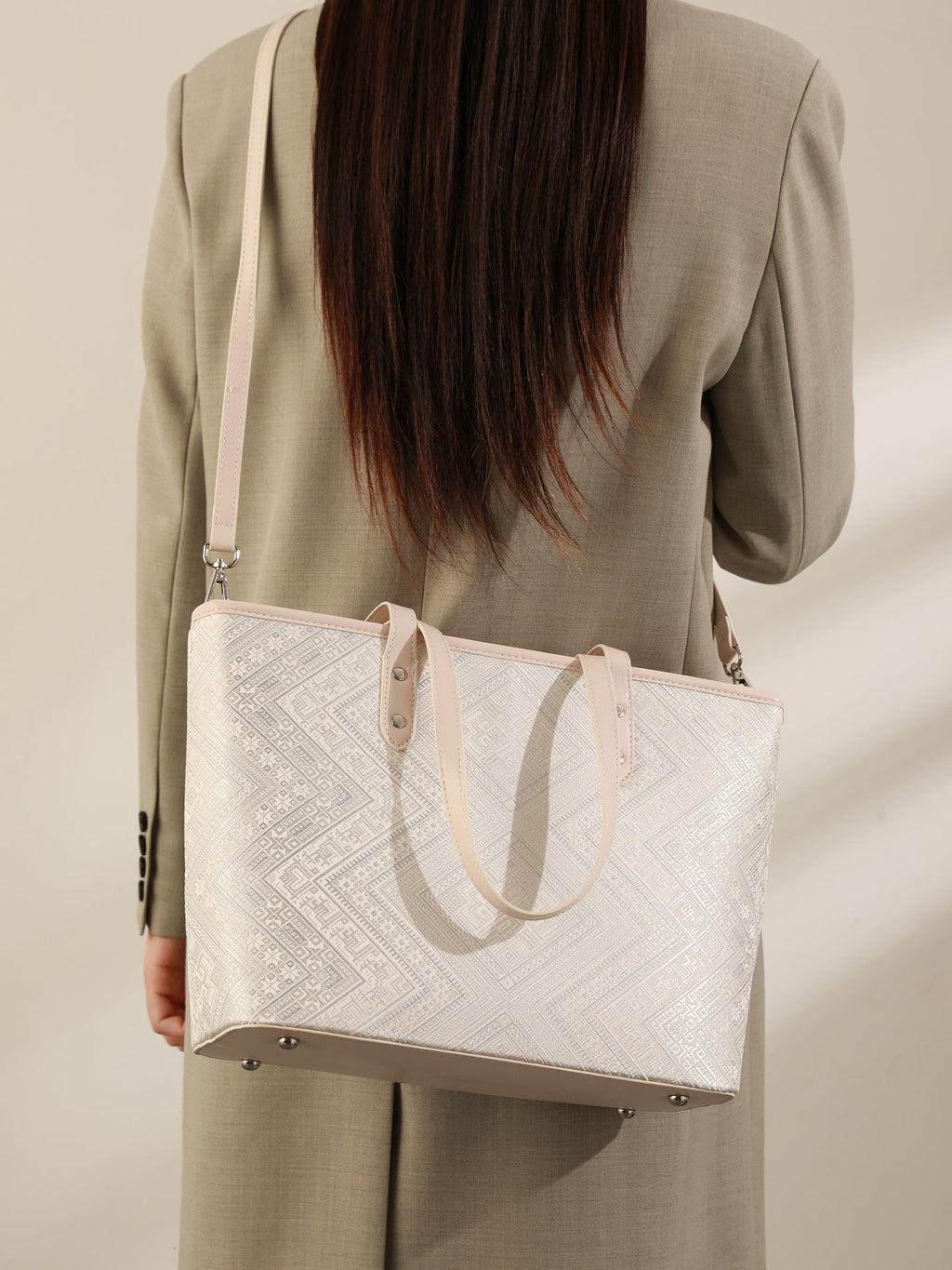 Bolso tote de piel vegana con jacquard geométrico