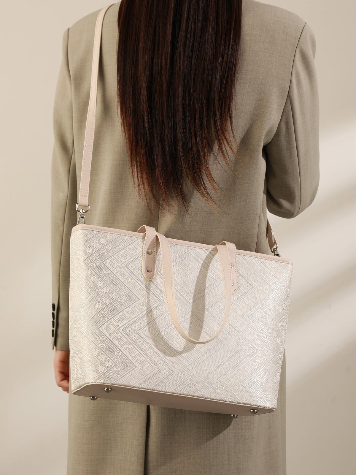 Bolso tote de piel vegana con jacquard geométrico