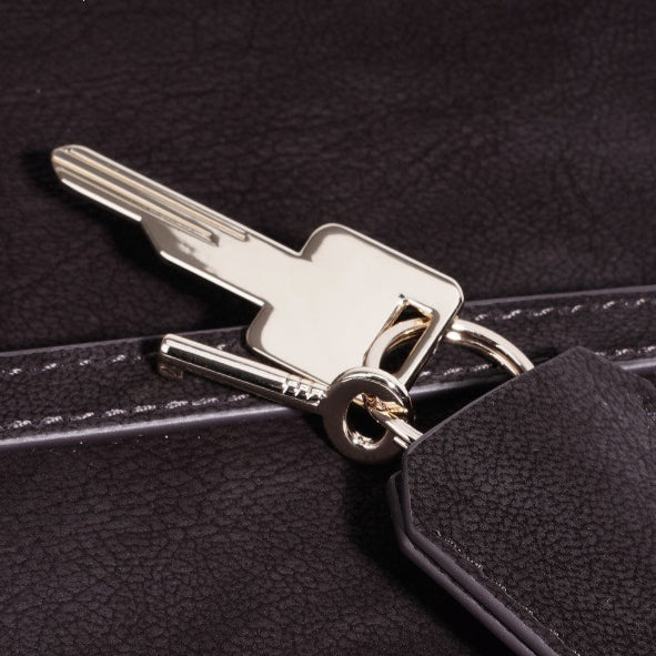 Bolso de hombro de piel con llavero charm
