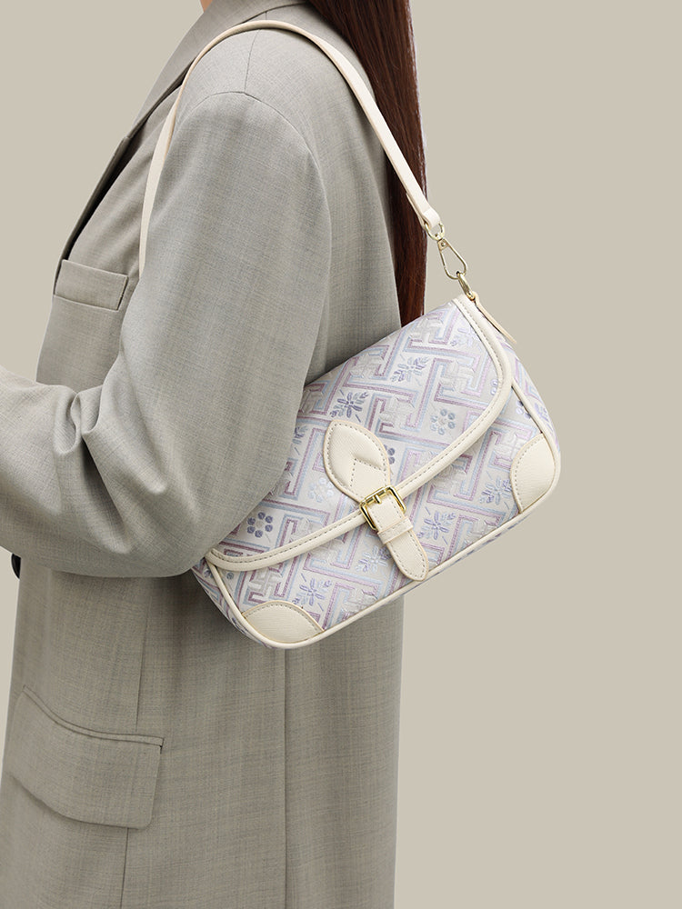 Bolso clutch de piel vegana con jacquard bordado