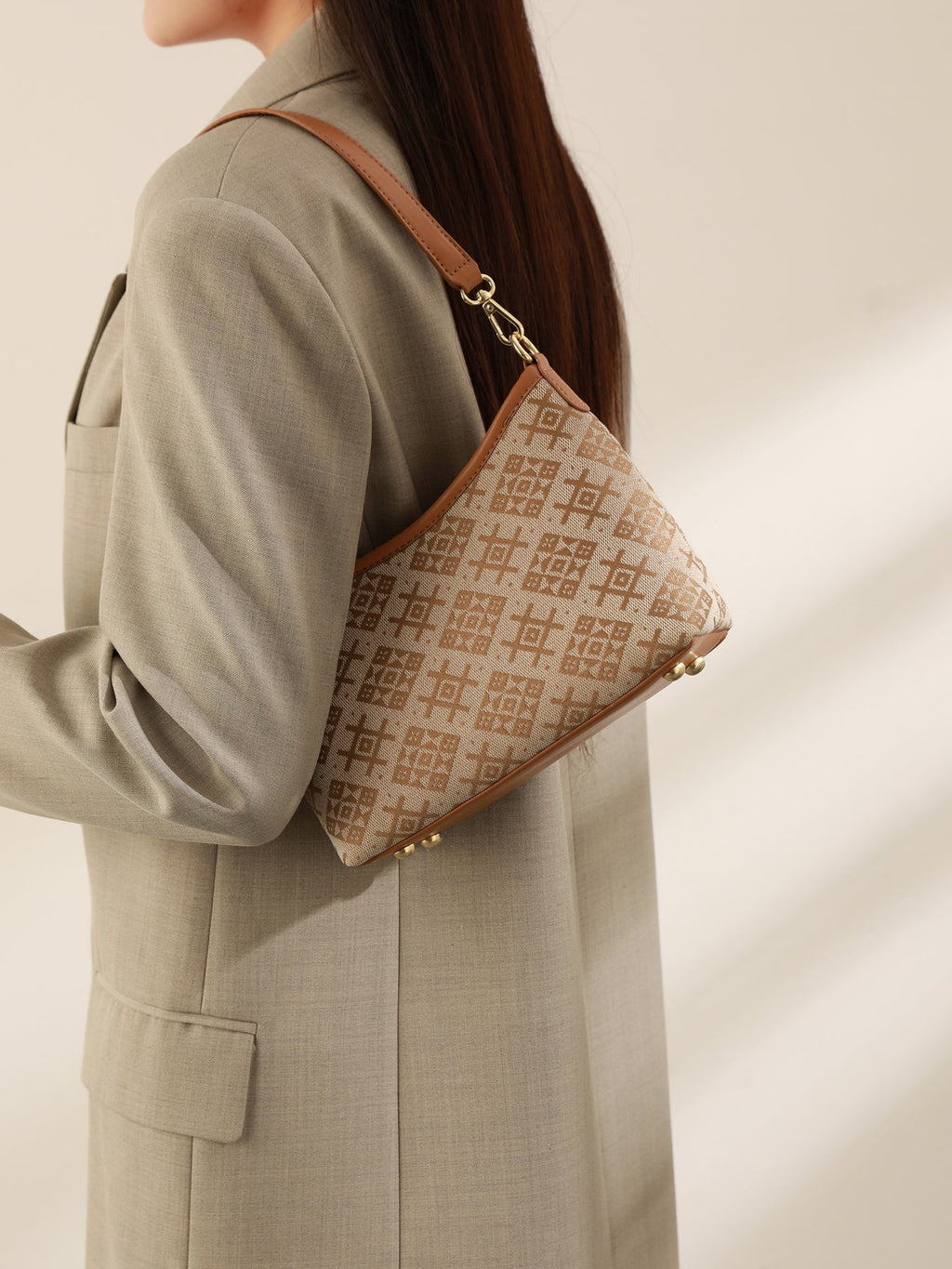 Bolso clutch vintage de piel vegana con monograma