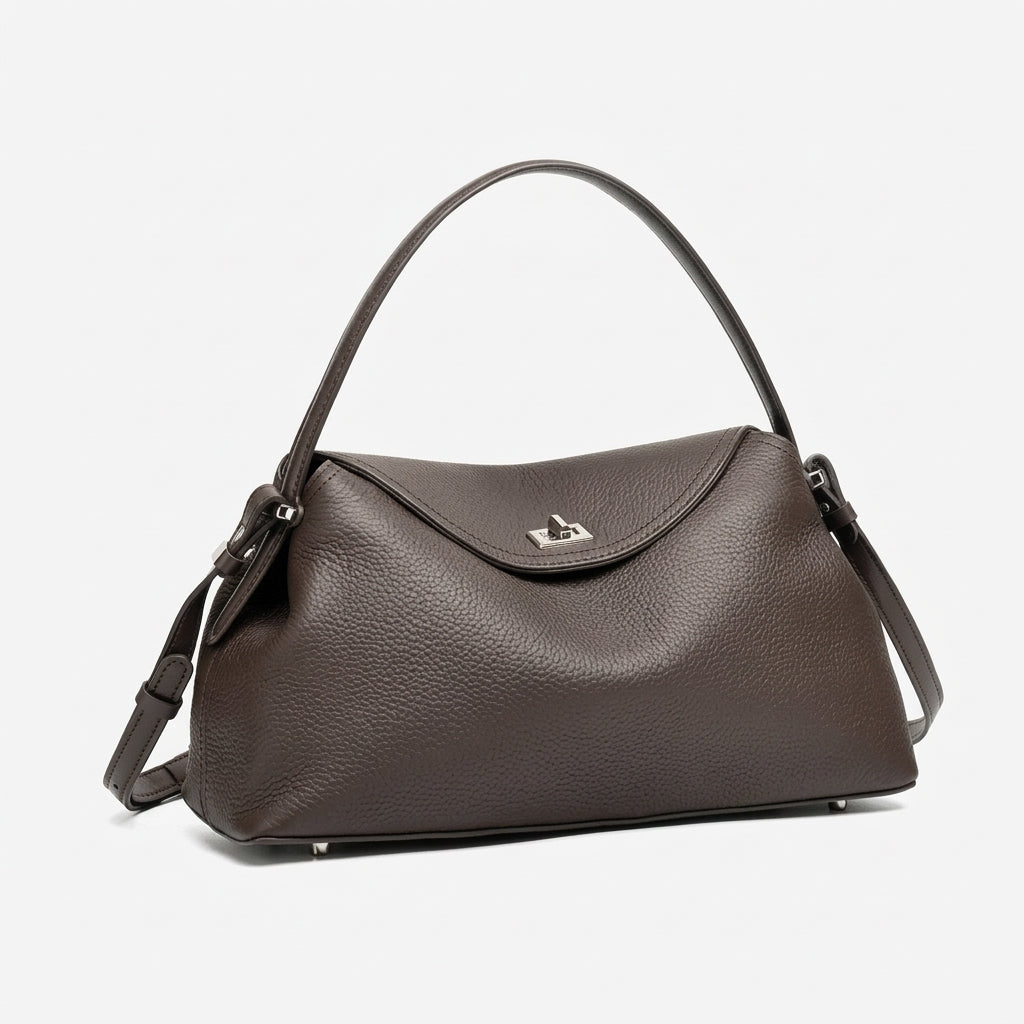 Bolso clutch de piel granulada con solapa