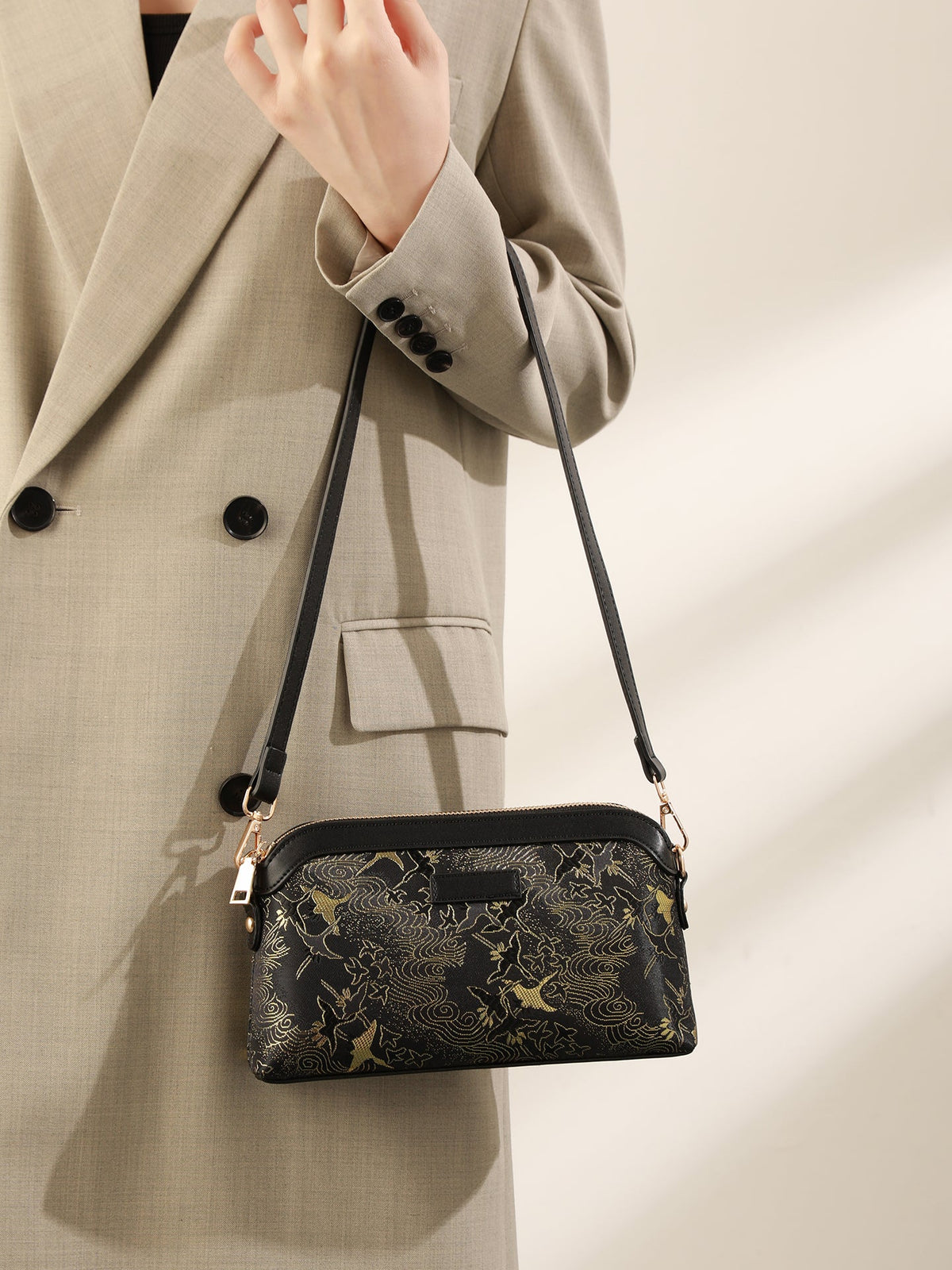 Bolso clutch de piel vegana con estampado de grullas