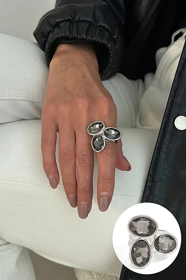 Anillo geométrico cuadrado de acabado metálico