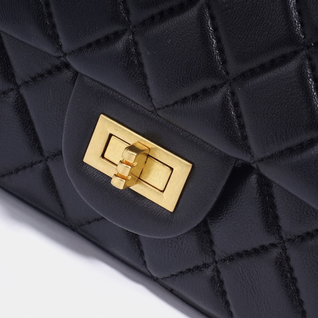 Bolso clutch acolchado de napa con cadena dorada