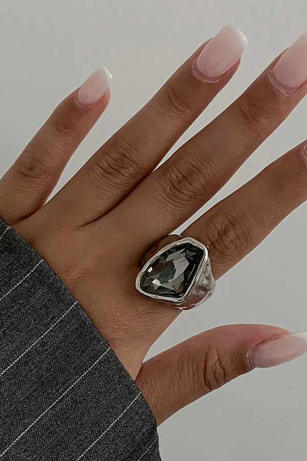 Anillo geométrico cuadrado de acabado metálico