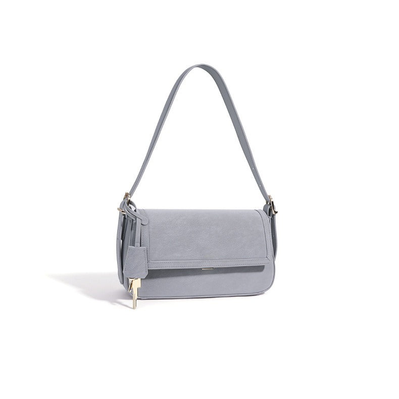 Bolso de hombro de piel con llavero charm