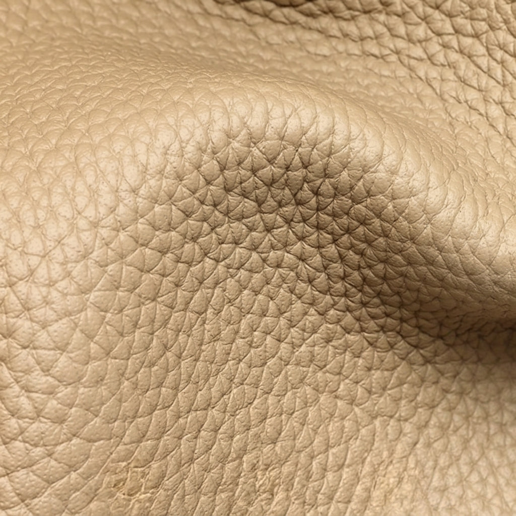 Bolso clutch de piel granulada con solapa