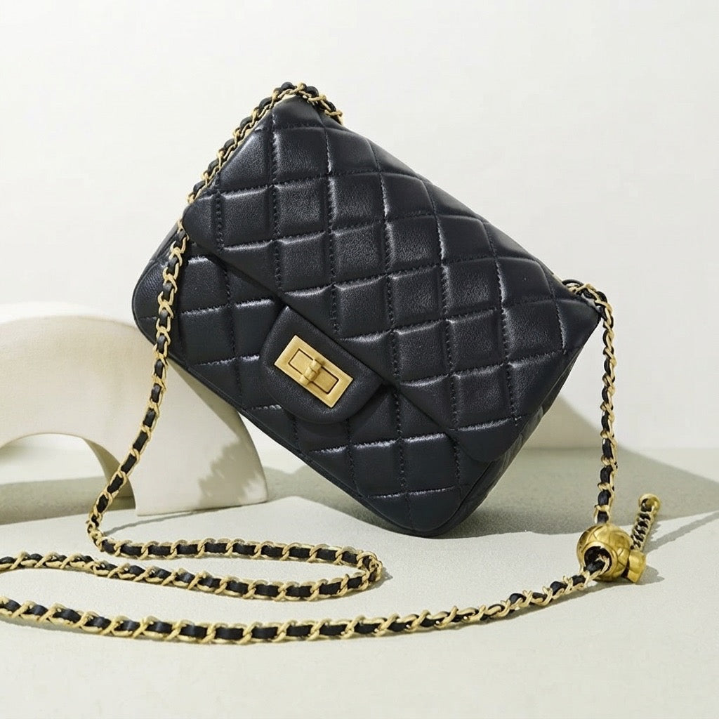 Bolso clutch acolchado de napa con cadena dorada