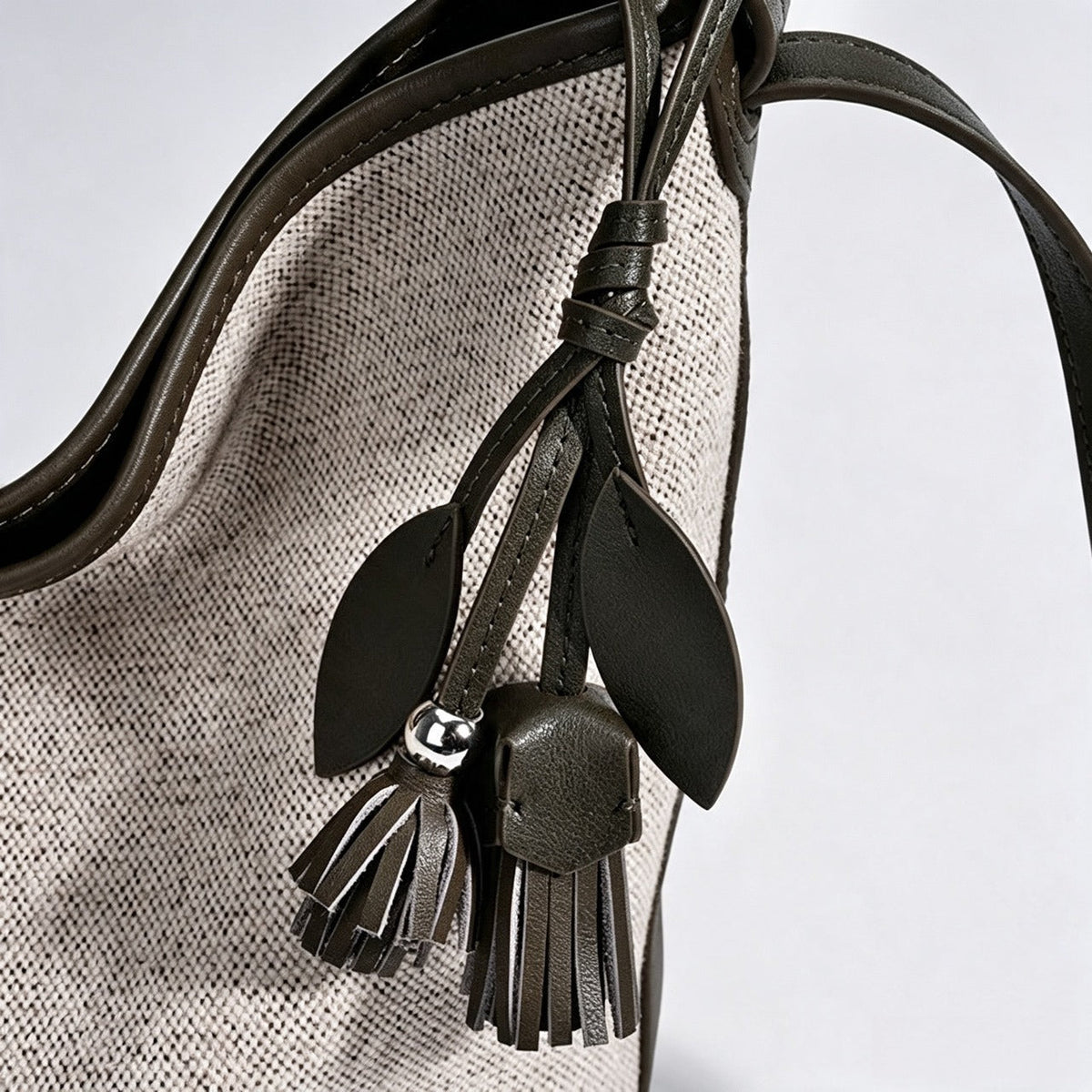 Bolso saco de lona con borla