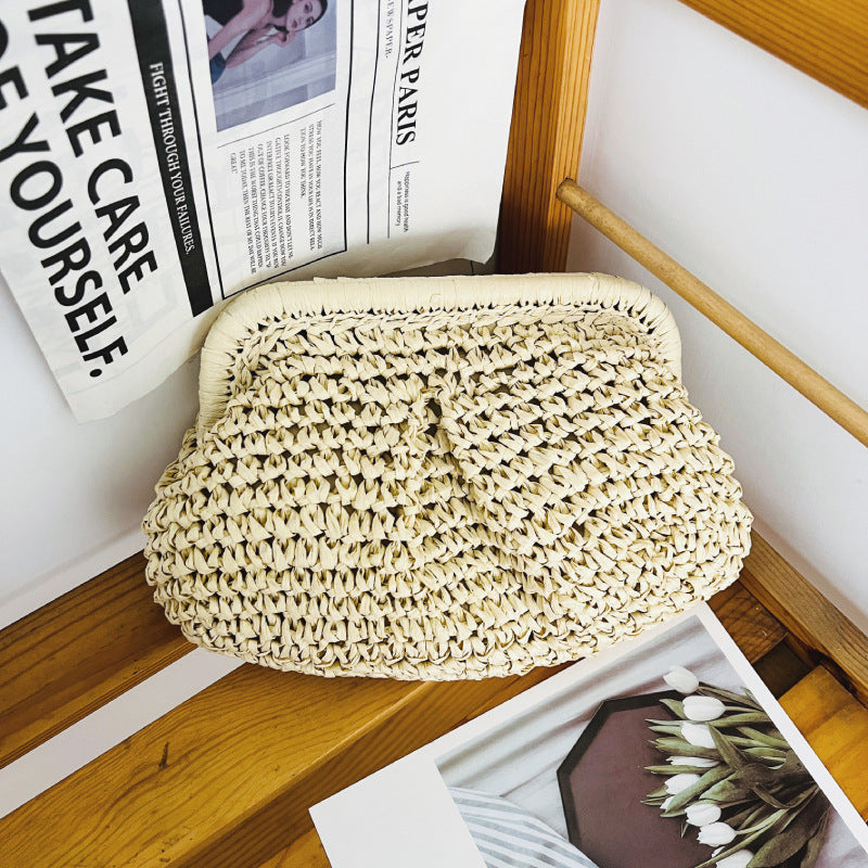 Bolso de mano de rafia trenzada con fruncido