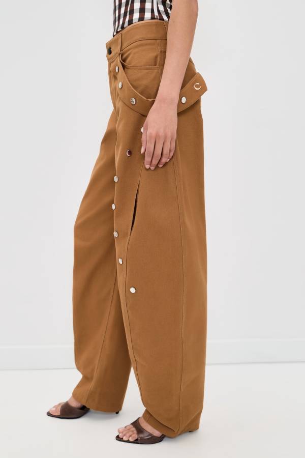 Pantalón Kazina de corte barril con tachuelas plateadas y tiras laterales