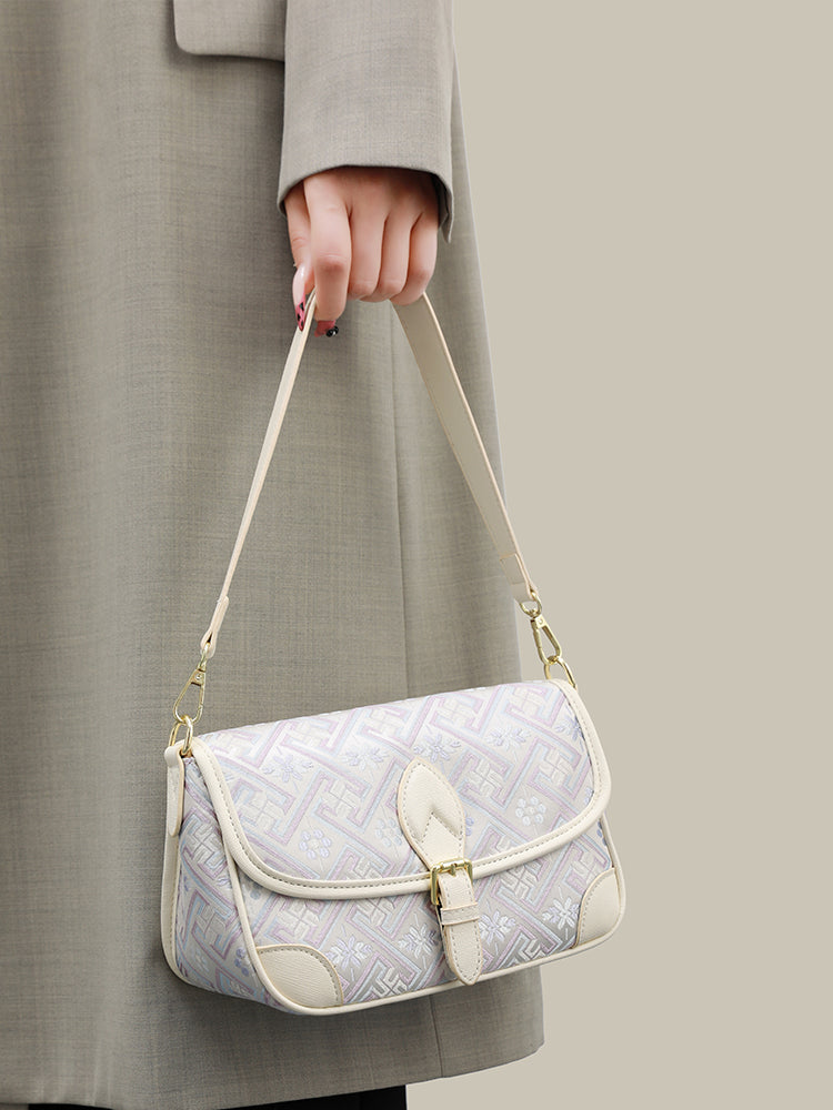 Bolso clutch de piel vegana con jacquard bordado