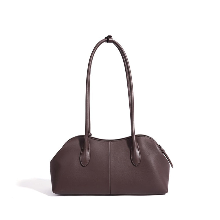 Bolso clutch curvo de piel con charm
