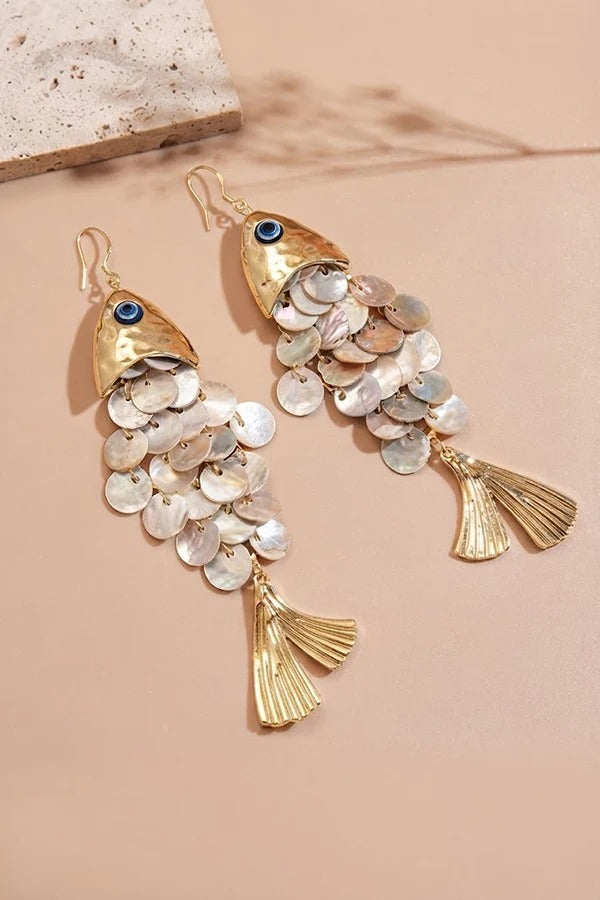 Pendientes de concha con forma de pez y borla