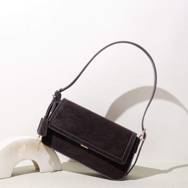 Bolso de hombro de piel con llavero charm