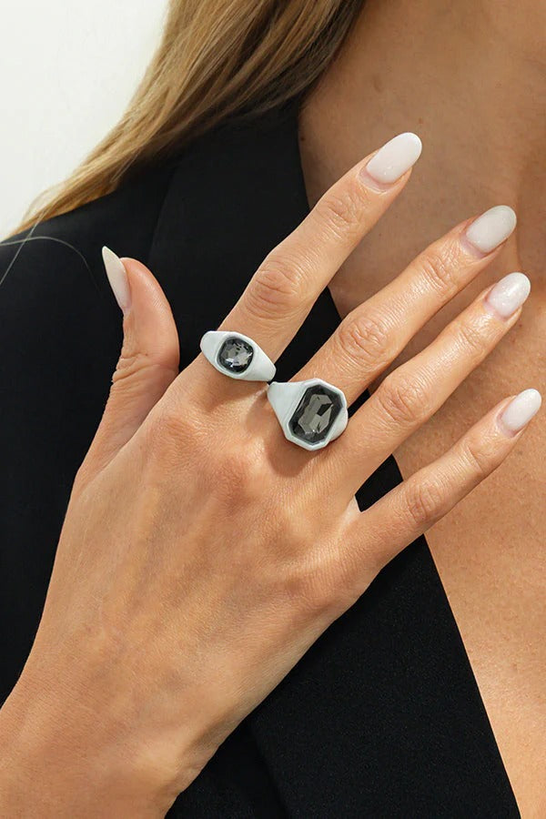 Anillo geométrico cuadrado de acabado metálico