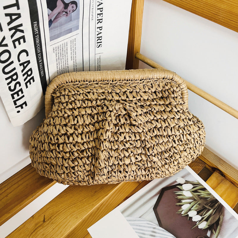 Bolso de mano de rafia trenzada con fruncido