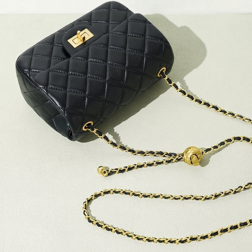 Bolso clutch acolchado de napa con cadena dorada