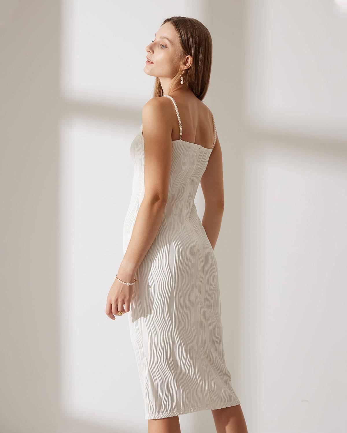 Vestido midi de tirantes con textura de ondas y detalle de perlas