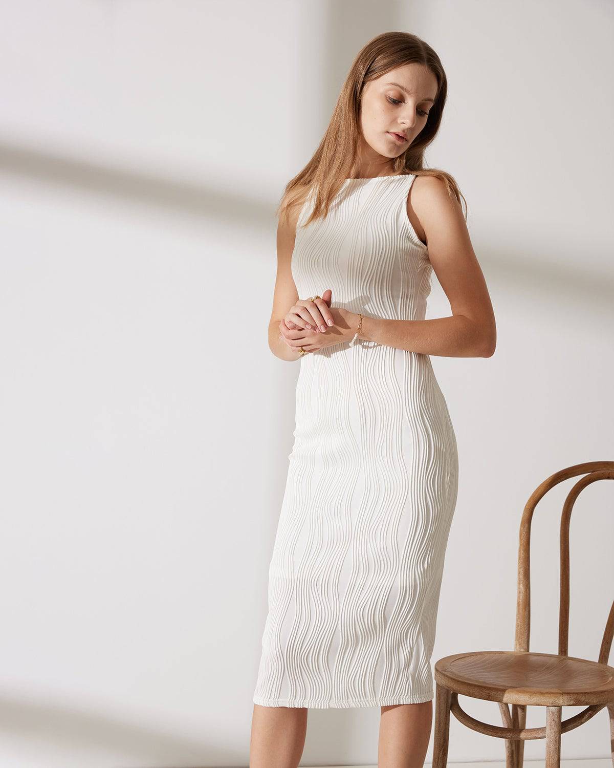 Vestido midi de tirantes con textura de ondas y detalle de perlas