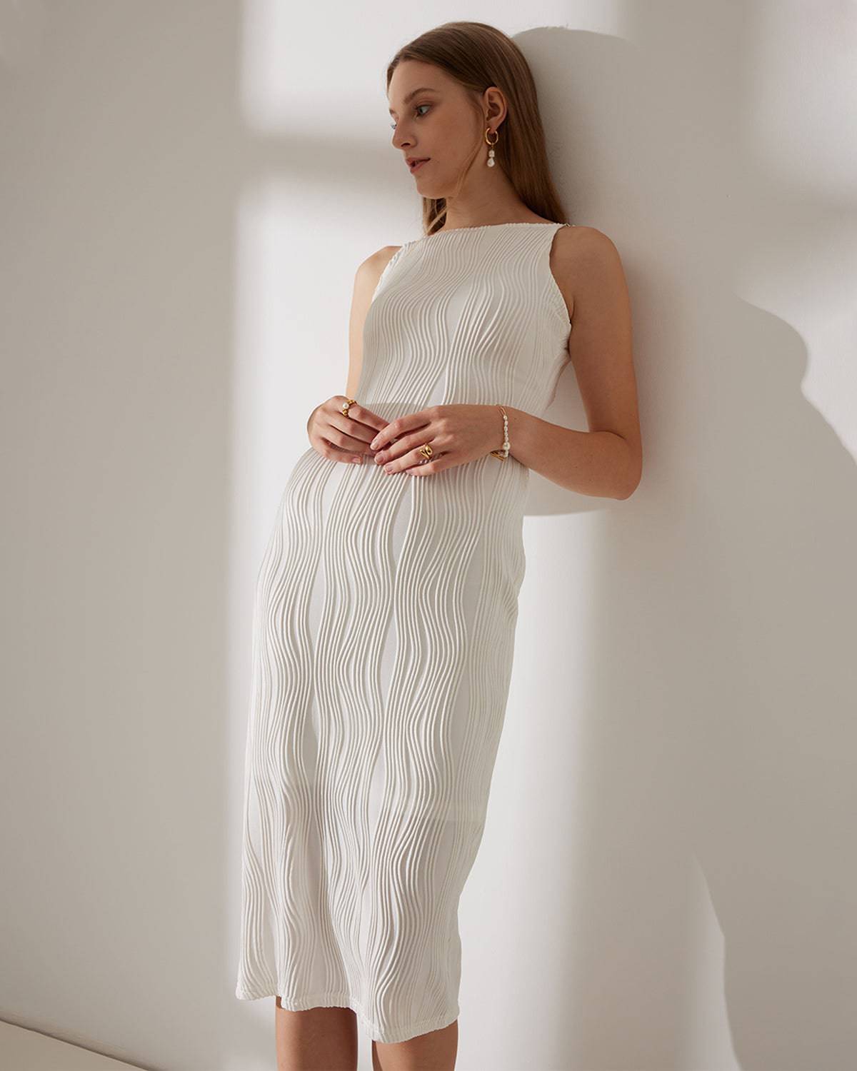 Vestido midi de tirantes con textura de ondas y detalle de perlas