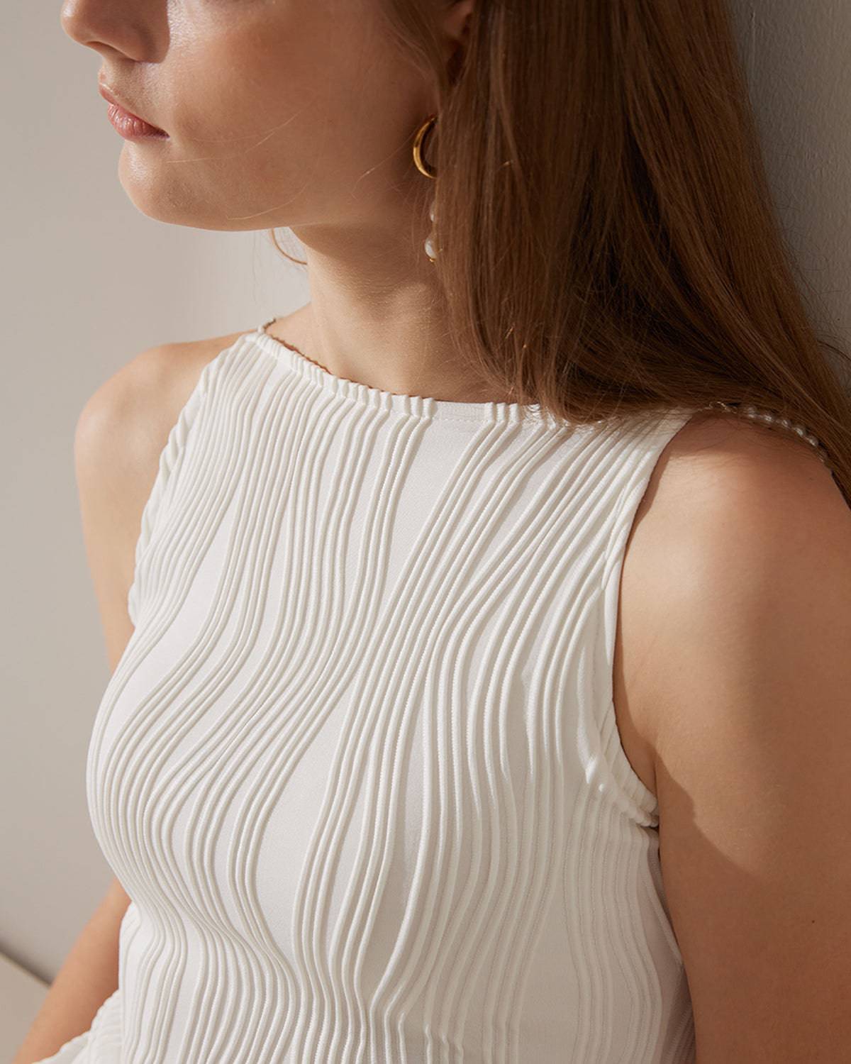 Vestido midi de tirantes con textura de ondas y detalle de perlas