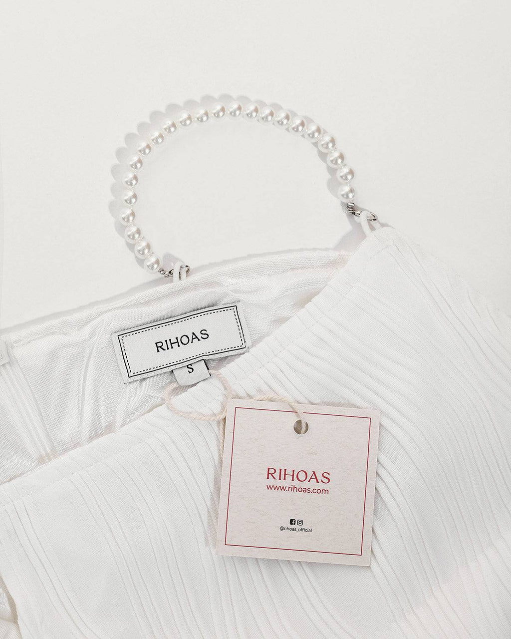 Vestido midi de tirantes con textura de ondas y detalle de perlas