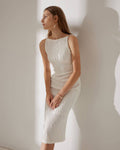 Vestido midi de tirantes con textura de ondas y detalle de perlas