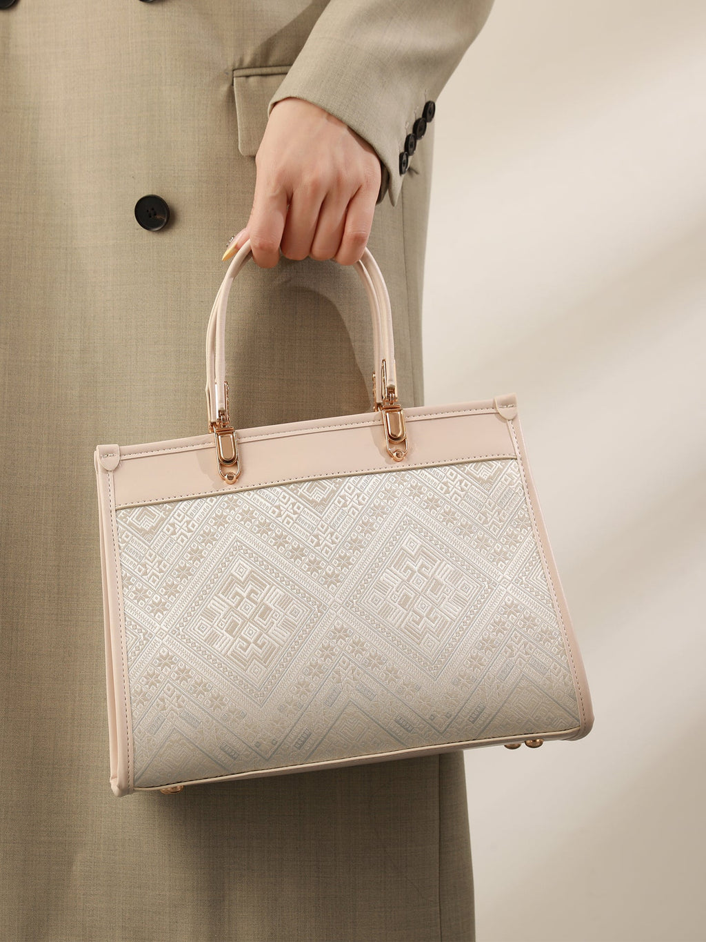 Bolso clutch geométrico de piel vegana