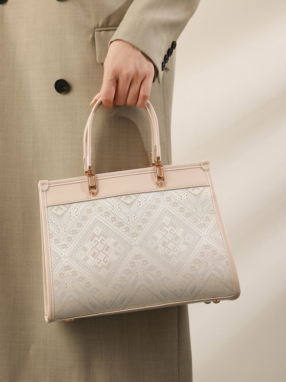 Bolso clutch geométrico de piel vegana