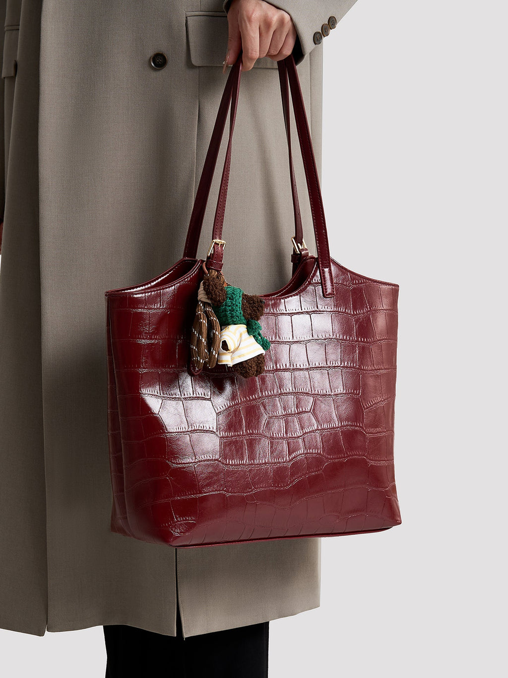Bolso tote de piel vegana efecto coco con charm de oso