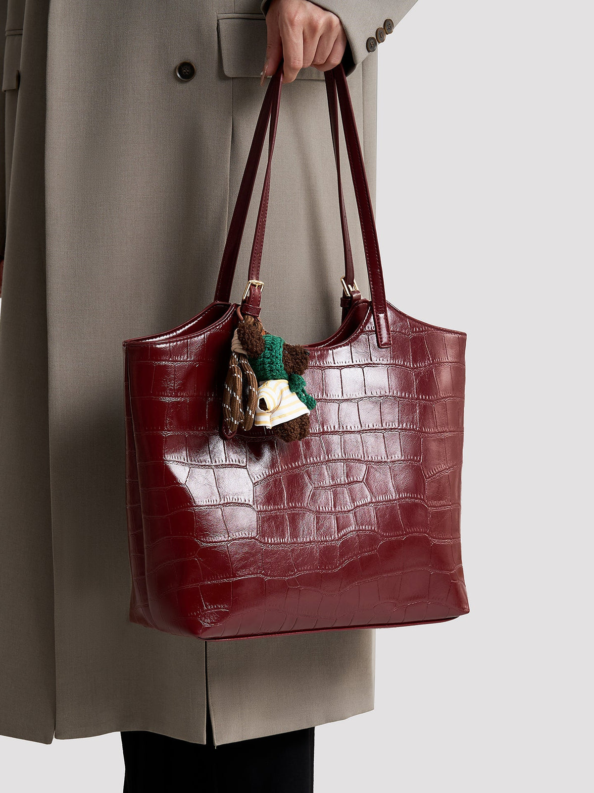 Bolso tote de piel vegana efecto coco con charm de oso