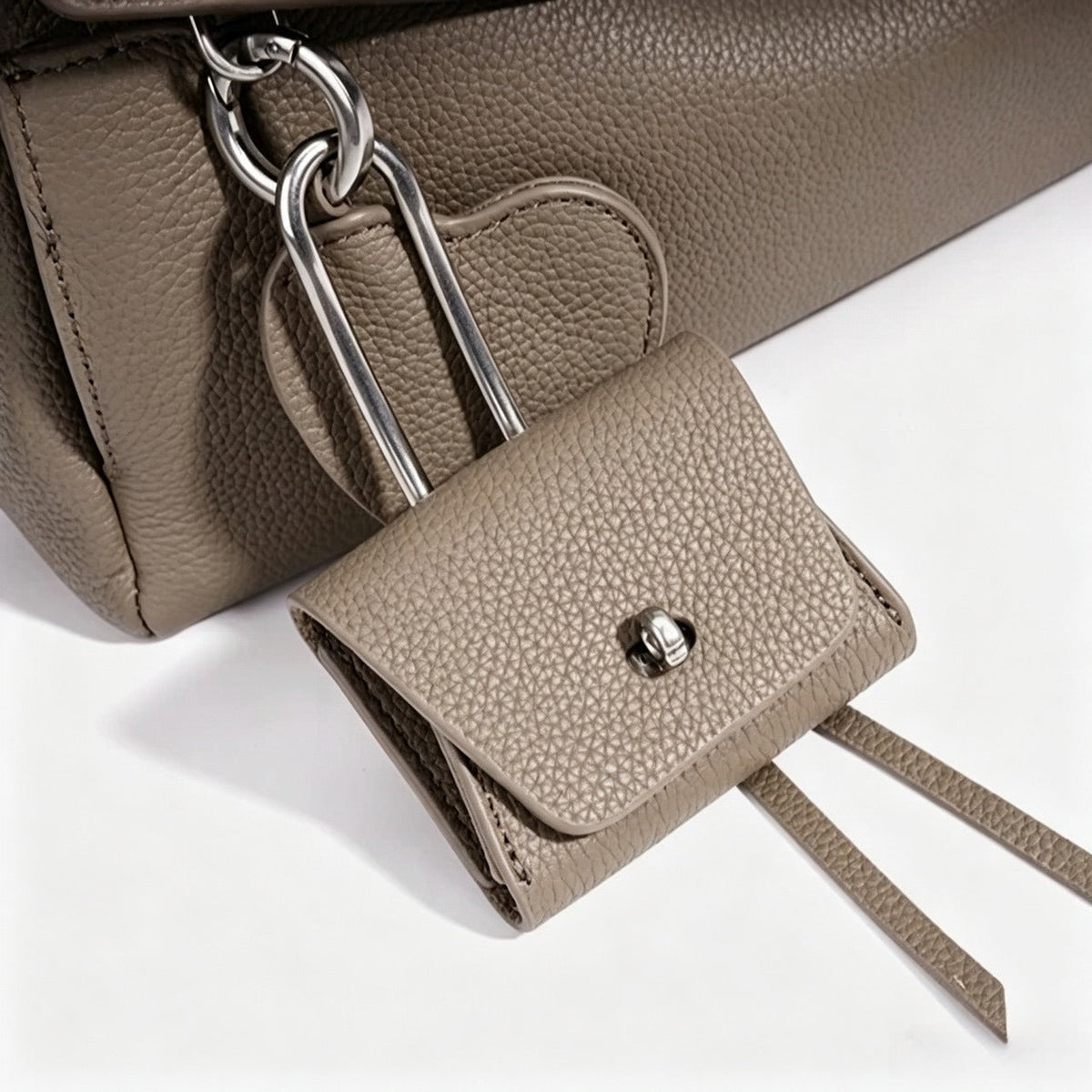 Bolso clutch de piel con solapa y monedero pequeño
