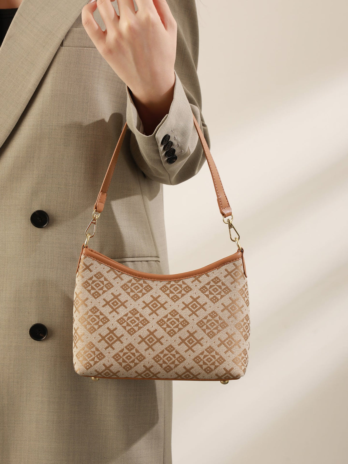 Bolso clutch vintage de piel vegana con monograma