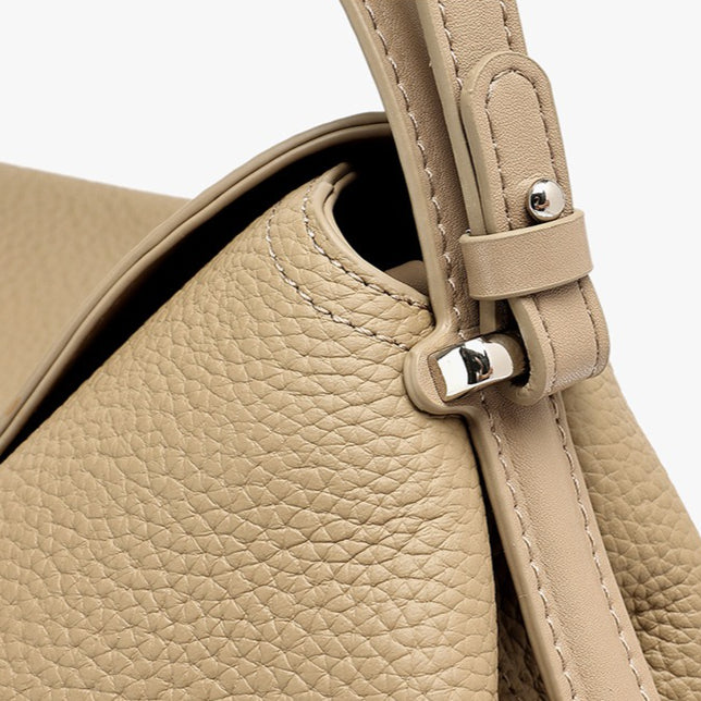 Bolso clutch de piel granulada con solapa