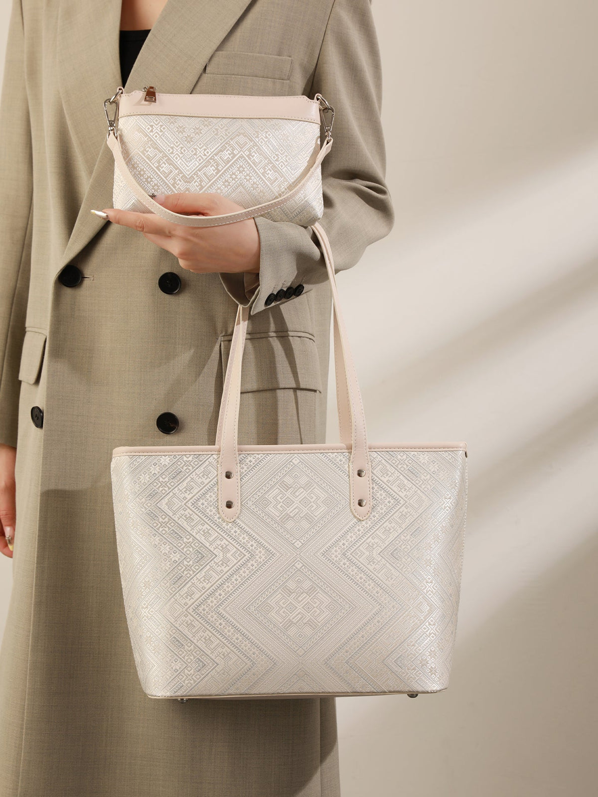 Bolso tote de piel vegana con jacquard geométrico