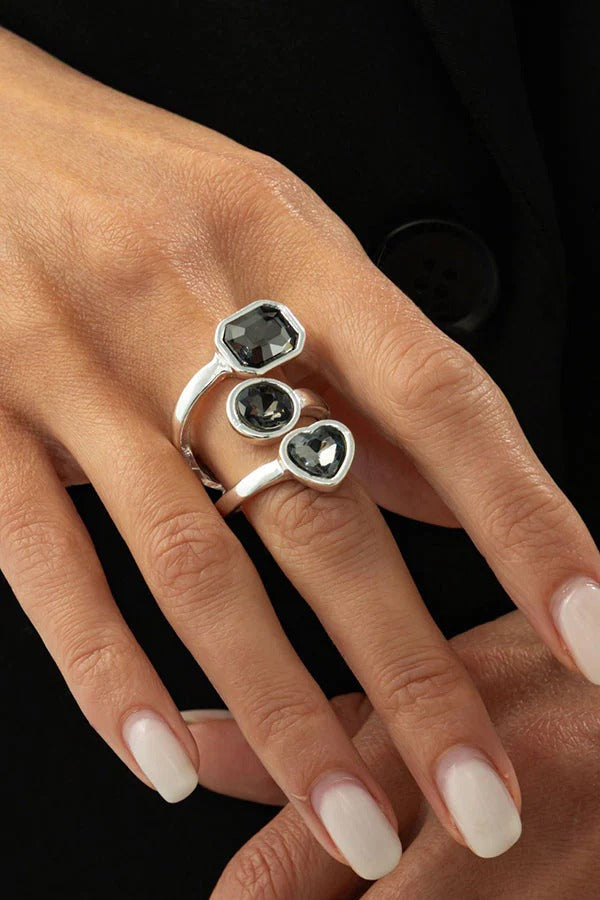 Anillo geométrico cuadrado de acabado metálico
