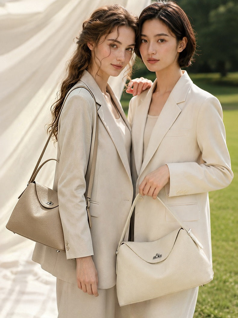 Bolso clutch de piel granulada con solapa