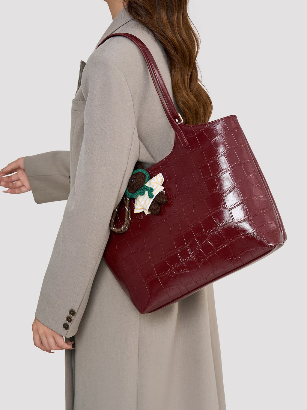 Bolso tote de piel vegana efecto coco con charm de oso